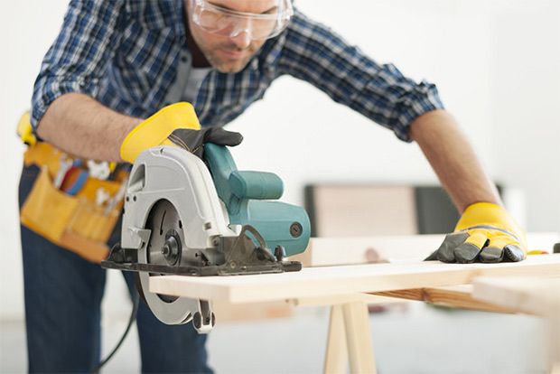 Circular saws are a popular tool for cutting laminate