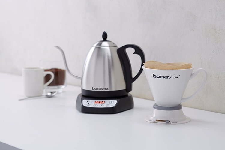 Bonavita electric kettle comes with a gooseneck spout for better water flow control