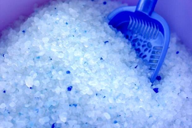 A close up picture showing silica gel odor absorber