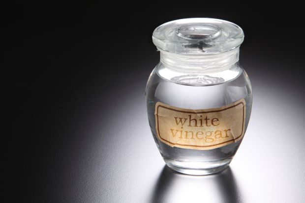 Picture of white vinegar in a bottle