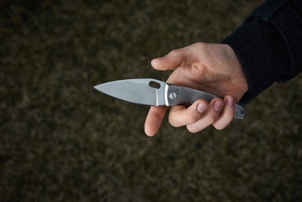 Handling your pocket knife with one hand isn’t easy