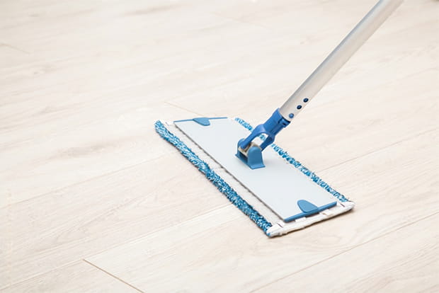 A flat mop is better for cleaning the laminate floor