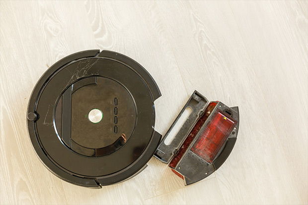 How to empty Roomba vacuum cleaner